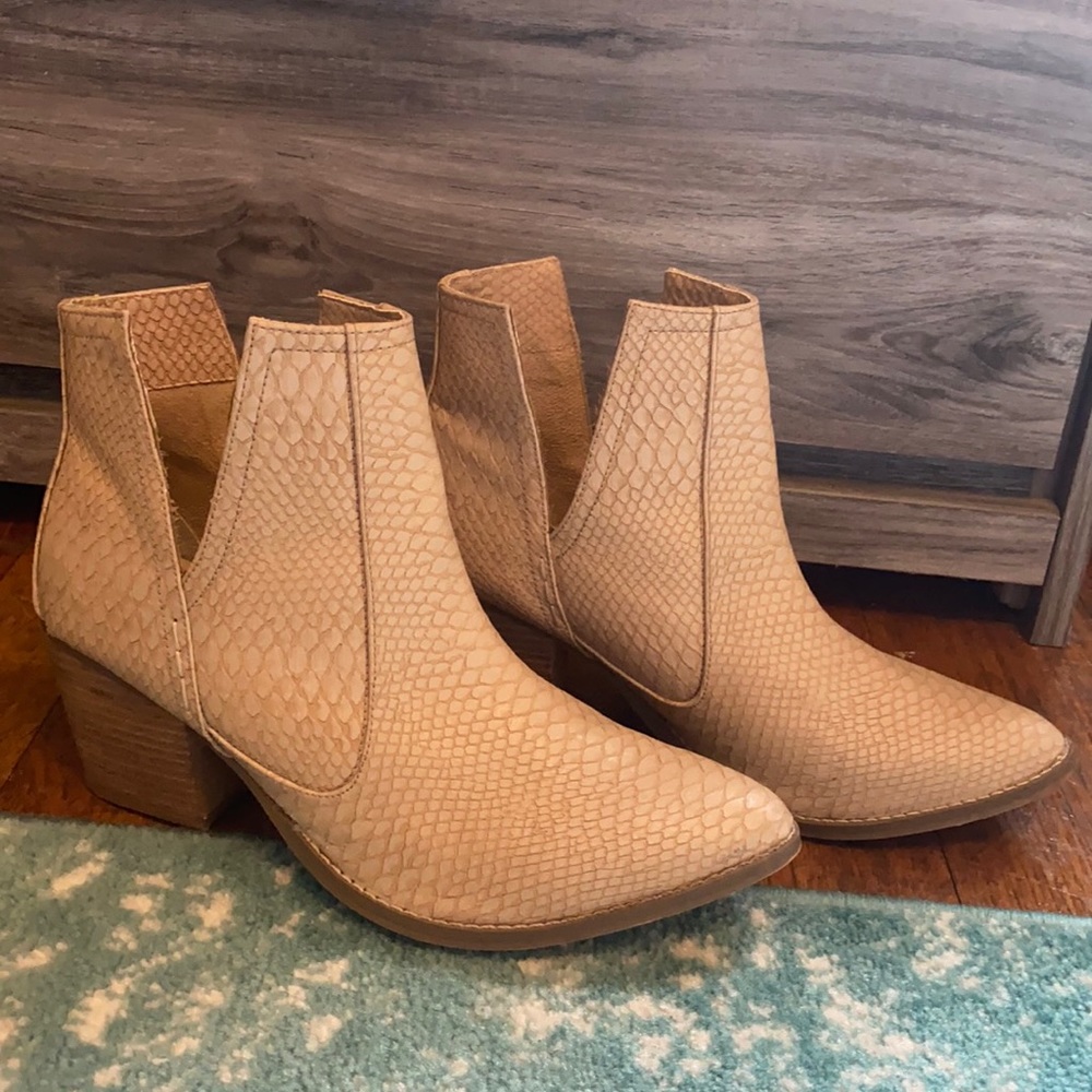 Size 11 - Not Rated White boots